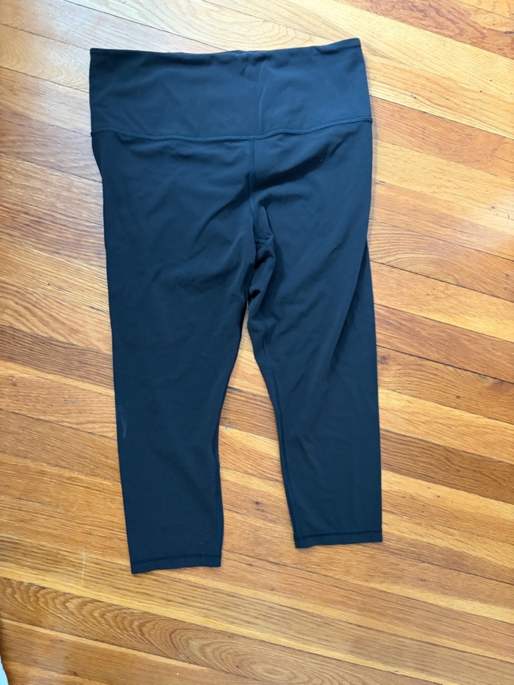 Women’s Athleta Ultra High Rise Elation capri. Size large. Black